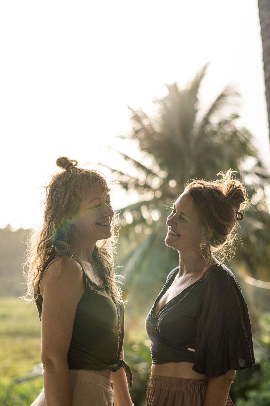 Carmen und Mareen lachen sich im Gegenlicht an