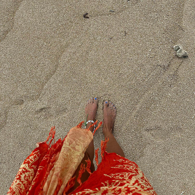 Mujer meditando en la playa